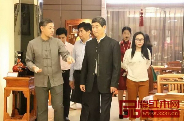 視察團(tuán)一行人在天工雋品展廳內(nèi)進(jìn)行參觀考察 視察團(tuán)一行人在天工雋品展廳內(nèi)進(jìn)行參觀考察