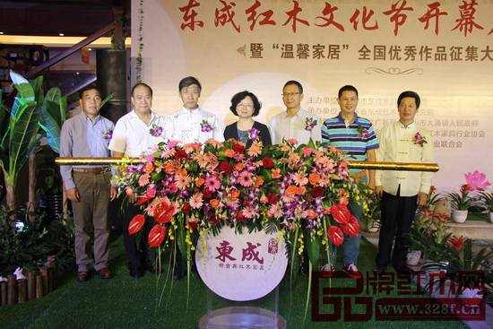 中山市副市長吳月霞(中),中山市大涌鎮(zhèn)黨委書記郭叢樞(右三),中山市文廣新局副局長何星球(左一),古典紅木家具專家胡德生(左三),中山市紅木家具行業(yè)協(xié)會會長蕭照興(左二)、中山市家具商會會長吳赤宇(右二)及東成紅木董事長張錫復(fù)出席文化節(jié)開幕儀式 中山市副市長吳月霞(中),中山市大涌鎮(zhèn)黨委書記郭叢樞(右三),中山市文廣新局副局長何星球(左一),古典紅木家具專家胡德生(左三),中山市紅木家具行業(yè)協(xié)會會長蕭照興(左二)、中山市家具商會會長吳赤宇(右二)及東成紅木董事長張錫復(fù)出席文化節(jié)開幕儀式