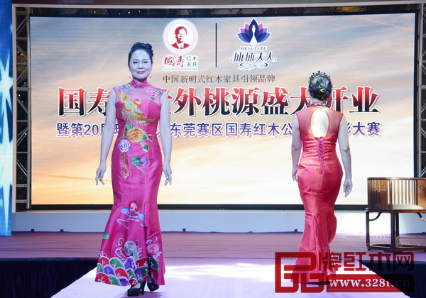 環(huán)球夫人T臺(tái)秀驚艷四座 環(huán)球夫人T臺(tái)秀驚艷四座