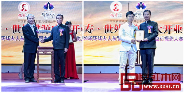 五件拍賣作品悉數(shù)拍出,圖為中國傳統(tǒng)工藝大師、國壽紅木董事長陳國壽與部分拍得者東莞市名家居世博園總經(jīng)理許宗彤(左圖),全聯(lián)藝術(shù)紅木家具專委會(huì)執(zhí)行會(huì)長、弘木傳媒CEO林偉華(右圖)合影留念 五件拍賣作品悉數(shù)拍出,圖為中國傳統(tǒng)工藝大師、國壽紅木董事長陳國壽與部分拍得者東莞市名家居世博園總經(jīng)理許宗彤(左圖),全聯(lián)藝術(shù)紅木家具專委會(huì)執(zhí)行會(huì)長、弘木傳媒CEO林偉華(右圖)合影留念