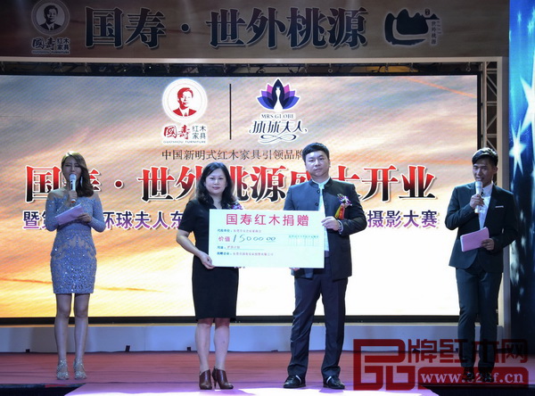 國壽紅木總經(jīng)理陳衛(wèi)棠(右)為女商木蘭基金代表、東莞市女企業(yè)家商會(huì)副會(huì)長李思梅(左)捐贈(zèng)拍賣善款 國壽紅木總經(jīng)理陳衛(wèi)棠(右)為女商木蘭基金代表、東莞市女企業(yè)家商會(huì)副會(huì)長李思梅(左)捐贈(zèng)拍賣善款