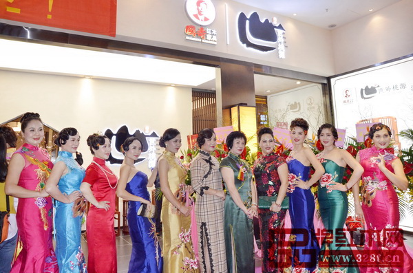 國壽紅木董事長夫人倫群章(右五)與環(huán)球夫人在國壽·世外桃源世博園店合影留念 國壽紅木董事長夫人倫群章(右五)與環(huán)球夫人在國壽·世外桃源世博園店合影留念