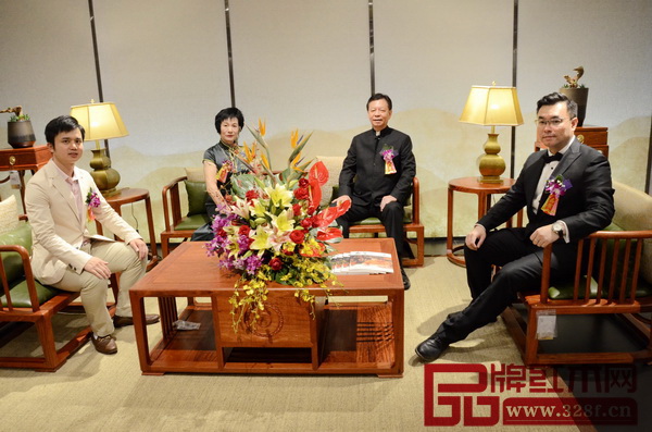 中國傳統(tǒng)工藝大師、國壽紅木董事長陳國壽(右二)、國壽紅木董事長夫人倫群章(左二)、國壽紅木副董事長陳淦凡(右一)與全聯(lián)藝術(shù)紅木家具專委會(huì)執(zhí)行會(huì)長、弘木傳媒CEO林偉華(左一)合影留念 中國傳統(tǒng)工藝大師、國壽紅木董事長陳國壽(右二)、國壽紅木董事長夫人倫群章(左二)、國壽紅木副董事長陳淦凡(右一)與全聯(lián)藝術(shù)紅木家具專委會(huì)執(zhí)行會(huì)長、弘木傳媒CEO林偉華(左一)合影留念