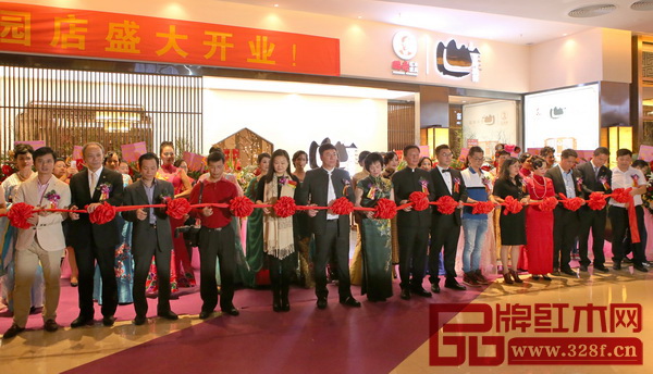 中國傳統(tǒng)工藝大師、國壽紅木董事長陳國壽(左八),東莞市女企業(yè)家商會(huì)副會(huì)長李思梅(右五),東莞市攝影家協(xié)會(huì)厚街分會(huì)名譽(yù)會(huì)長方仲秋(左三),東莞市攝影家協(xié)會(huì)副主席、厚街?jǐn)z影協(xié)會(huì)會(huì)長陳成基(左四),全聯(lián)藝術(shù)紅木家具專委會(huì)執(zhí)行會(huì)長、弘木傳媒CEO林偉華(左一),東莞市名家居世博園總經(jīng)理許宗彤(左二),廣東現(xiàn)代會(huì)展管理有限公司董事總經(jīng)理林亨通(右六),東莞市女企業(yè)家商會(huì)秘書長陳小燕(左五),東莞報(bào)業(yè)傳媒集團(tuán)大客戶部總經(jīng)理、東莞時(shí)報(bào)廣告中心總經(jīng)理黃湄(右四),厚街鎮(zhèn)文聯(lián)副主席兼秘書長歐明熾(右三),東莞市名家居世博園營運(yùn)總監(jiān)鄧志丹(右二),國壽紅木董事長夫人倫群章(左七),國壽紅木副董事長陳淦凡(右七),國壽紅木總經(jīng)理陳衛(wèi)棠(左六),國壽紅木副總經(jīng)理王耀佳(右一)為國壽·世外桃源世博園店進(jìn)行剪彩儀式 中國傳統(tǒng)工藝大師、國壽紅木董事長陳國壽(左八),東莞市女企業(yè)家商會(huì)副會(huì)長李思梅(右五),東莞市攝影家協(xié)會(huì)厚街分會(huì)名譽(yù)會(huì)長方仲秋(左三),東莞市攝影家協(xié)會(huì)副主席、厚街?jǐn)z影協(xié)會(huì)會(huì)長陳成基(左四),全聯(lián)藝術(shù)紅木家具專委會(huì)執(zhí)行會(huì)長、弘木傳媒CEO林偉華(左一),東莞市名家居世博園總經(jīng)理許宗彤(左二),廣東現(xiàn)代會(huì)展管理有限公司董事總經(jīng)理林亨通(右六),東莞市女企業(yè)家商會(huì)秘書長陳小燕(左五),東莞報(bào)業(yè)傳媒集團(tuán)大客戶部總經(jīng)理、東莞時(shí)報(bào)廣告中心總經(jīng)理黃湄(右四),厚街鎮(zhèn)文聯(lián)副主席兼秘書長歐明熾(右三),東莞市名家居世博園營運(yùn)總監(jiān)鄧志丹(右二),國壽紅木董事長夫人倫群章(左七),國壽紅木副董事長陳淦凡(右七),國壽紅木總經(jīng)理陳衛(wèi)棠(左六),國壽紅木副總經(jīng)理王耀佳(右一)為國壽·世外桃源世博園店進(jìn)行剪彩儀式