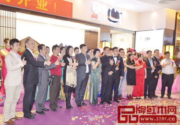 剪彩嘉賓一同為國壽紅木點(diǎn)贊 剪彩嘉賓一同為國壽紅木點(diǎn)贊