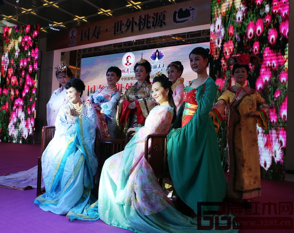 環(huán)球夫人與國壽椅合影,優(yōu)雅端莊 環(huán)球夫人與國壽椅合影,優(yōu)雅端莊