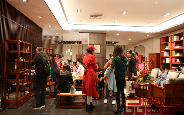 此次世外桃源世博園開業(yè)慶典氣氛隆重,現(xiàn)場消費(fèi)者絡(luò)繹不絕 此次世外桃源世博園開業(yè)慶典氣氛隆重,現(xiàn)場消費(fèi)者絡(luò)繹不絕