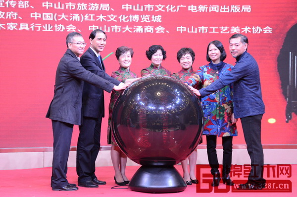 中山市委常委、宣傳部長(zhǎng)唐穎(左二),中山市公共外交協(xié)會(huì)會(huì)長(zhǎng)韓澤生(右二),中山市大涌鎮(zhèn)黨委書(shū)記郭叢樞(左一),紅博城董事長(zhǎng)林孟禮(右一)以及“中國(guó)藝術(shù)三姐妹”嵇錫貴(中)、陳水琴(左三)、孫亞青(右三)共同啟動(dòng)G20國(guó)禮瓷扇繡聯(lián)展 中山市委常委、宣傳部長(zhǎng)唐穎(左二),中山市公共外交協(xié)會(huì)會(huì)長(zhǎng)韓澤生(右二),中山市大涌鎮(zhèn)黨委書(shū)記郭叢樞(左一),紅博城董事長(zhǎng)林孟禮(右一)以及“中國(guó)藝術(shù)三姐妹”嵇錫貴(中)、陳水琴(左三)、孫亞青(右三)共同啟動(dòng)G20國(guó)禮瓷扇繡聯(lián)展