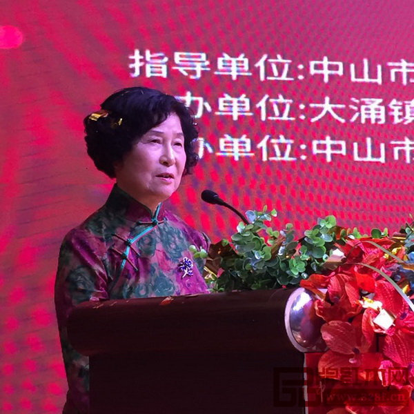 中國工藝美術(shù)大師、G20國宴用瓷畫面總設(shè)計(jì)師嵇錫貴在啟動(dòng)儀式上致辭