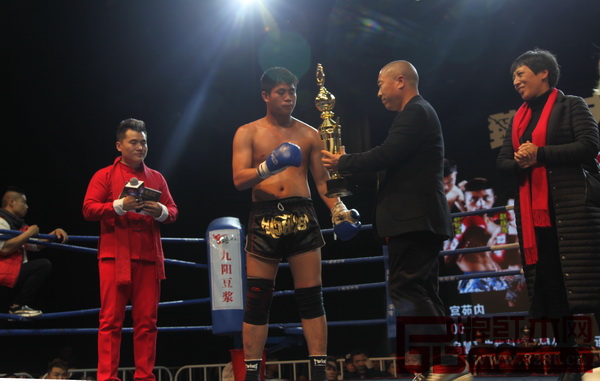 真功斧紅木董事長陸勝躍給比賽勝利選手頒獎 真功斧紅木董事長陸勝躍給比賽勝利選手頒獎