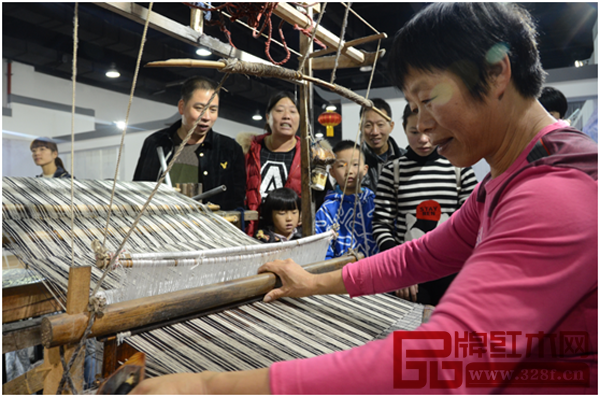 非遺展區(qū)吸引了眾多人駐足觀看 非遺展區(qū)吸引了眾多人駐足觀看