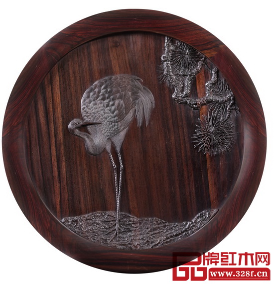 泰和園十分注重絲翎檀雕技藝傳承與創(chuàng)新，因此對細(xì)節(jié)要求也極為苛刻。圖選自《松鶴延年茶桌》椅靠背局部