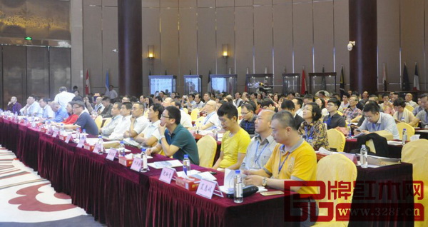 全國沉香行業(yè)專家、學者、企業(yè)界和收藏界代表,和來自香港、日本、新加坡等地的代表共約300余人齊聚紅博城 全國沉香行業(yè)專家、學者、企業(yè)界和收藏界代表,和來自香港、日本、新加坡等地的代表共約300余人齊聚紅博城