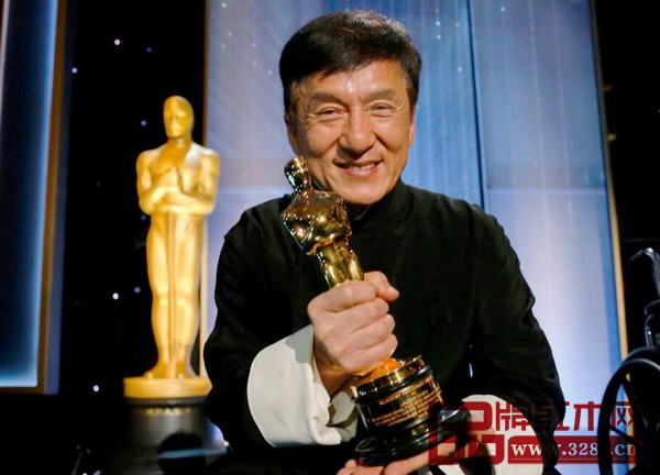 11月12日晚，功夫巨星成龍摘得奧斯卡年度終身成就獎