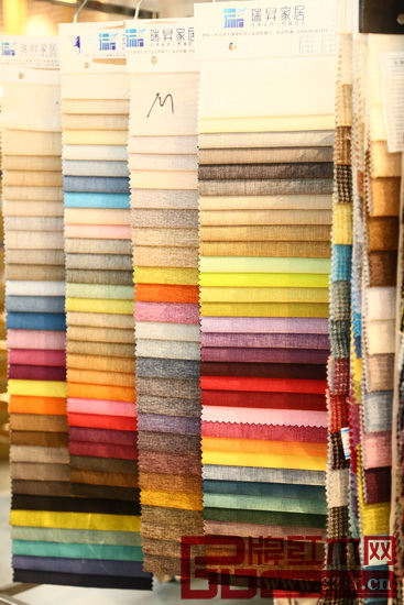 瑞昇家居建立了自己產(chǎn)品完整的軟裝色彩樣本，緊跟國際流行色