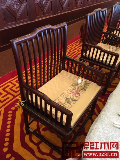 秀飾坊坐墊與鳳凰于飛紅木制作的“國(guó)母椅”