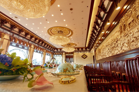 秀飾坊坐墊與鳳凰于飛紅木制作的“國(guó)母椅”在杭州樓外樓中主宴會(huì)廳的場(chǎng)景