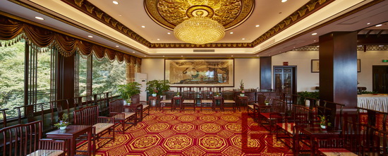 秀飾坊坐墊與鳳凰于飛紅木制作的“國(guó)母椅”在杭州樓外樓中茶歇區(qū)的場(chǎng)景