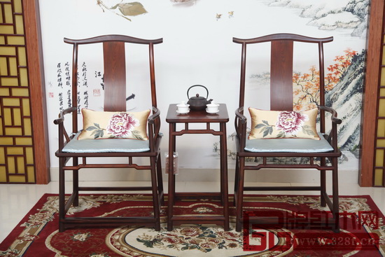 秀飾坊會(huì)根據(jù)紅木家具的風(fēng)格特色進(jìn)行定制化軟裝設(shè)計(jì)(沽之大匠供圖) 秀飾坊會(huì)根據(jù)紅木家具的風(fēng)格特色進(jìn)行定制化軟裝設(shè)計(jì)(沽之大匠供圖)