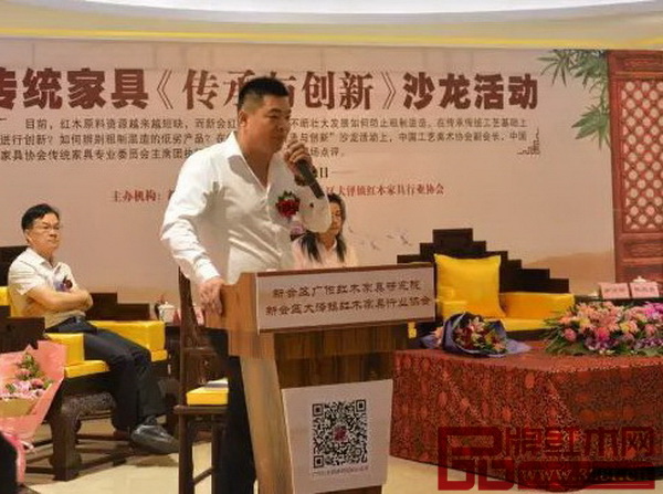 互動(dòng)環(huán)節(jié)中,居典紅木董事長尹付林回答記者的提問 互動(dòng)環(huán)節(jié)中,居典紅木董事長尹付林回答記者的提問