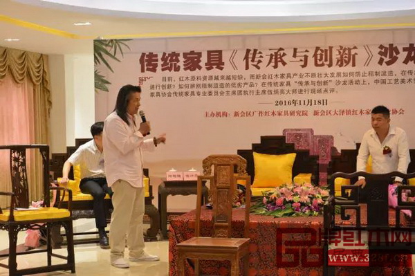 中國工藝美術(shù)協(xié)會(huì)副會(huì)長伍炳亮現(xiàn)場點(diǎn)評“廣作”、“蘇作”家具 中國工藝美術(shù)協(xié)會(huì)副會(huì)長伍炳亮現(xiàn)場點(diǎn)評“廣作”、“蘇作”家具