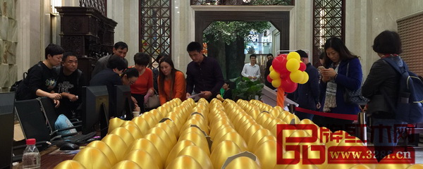 活動現(xiàn)場消費(fèi)者排隊(duì)刷卡搶中信紅木家具 活動現(xiàn)場消費(fèi)者排隊(duì)刷卡搶中信紅木家具