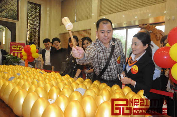 活動現(xiàn)場消費(fèi)者砸金蛋環(huán)節(jié) 活動現(xiàn)場消費(fèi)者砸金蛋環(huán)節(jié)