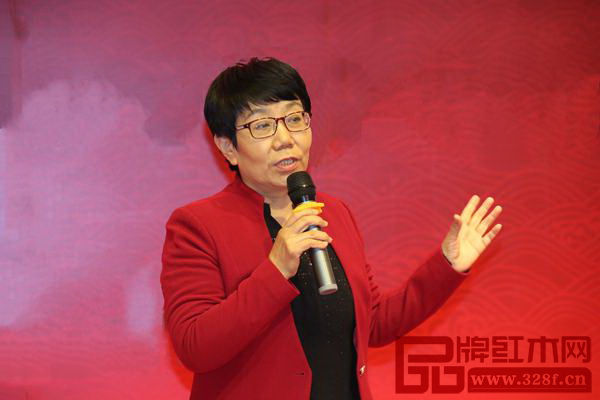 山東省家具協(xié)會會長牛廣霞為山東紅木專委會2016年會作總結發(fā)言 山東省家具協(xié)會會長牛廣霞為山東紅木專委會2016年會作總結發(fā)言