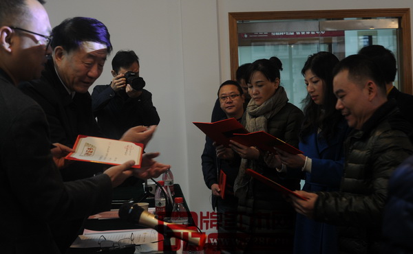 特邀嘉賓王佐書(shū)給“公益之星”企業(yè)頒獎(jiǎng) 特邀嘉賓王佐書(shū)給“公益之星”企業(yè)頒獎(jiǎng)