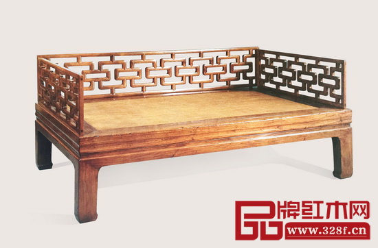 上圖為美國明代家具集團(tuán)舊藏羅漢床,和2006年紐約蘇富比拍賣的《黃花梨曲尺羅漢床》有一個(gè)共同點(diǎn)是異常寬厚的床面邊抹,并且床圍子制法與香港兩依藏博物館收藏的《黃花梨方套環(huán)圍子羅漢床》相同,可能出自同一個(gè)地方 上圖為美國明代家具集團(tuán)舊藏羅漢床,和2006年紐約蘇富比拍賣的《黃花梨曲尺羅漢床》有一個(gè)共同點(diǎn)是異常寬厚的床面邊抹,并且床圍子制法與香港兩依藏博物館收藏的《黃花梨方套環(huán)圍子羅漢床》相同,可能出自同一個(gè)地方