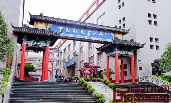 位于廣西憑祥的中國(guó)紅木文博城素有“中國(guó)紅木第一城”的美譽(yù) 位于廣西憑祥的中國(guó)紅木文博城素有“中國(guó)紅木第一城”的美譽(yù)