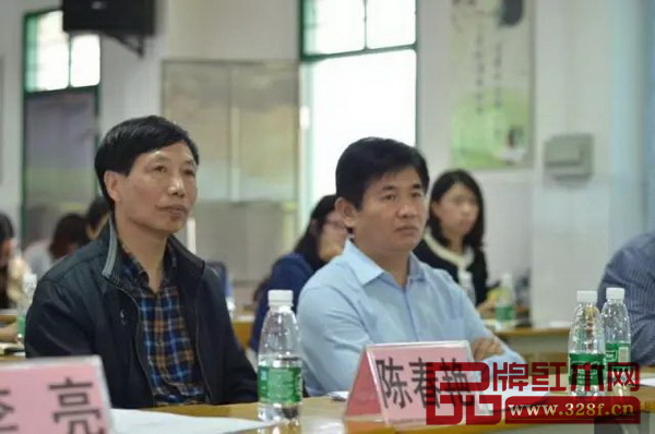 中山市教育局教研室副主任陳春艷（左）出席了“大涌紅木文化資源融入小學(xué)語文綜合性學(xué)習(xí)的研究”市級立項(xiàng)課題開題報(bào)告會，并作了現(xiàn)場指導(dǎo)