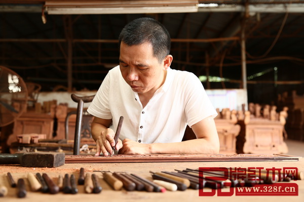 波記家具董事長伍建波堅(jiān)持采用純手工雕刻