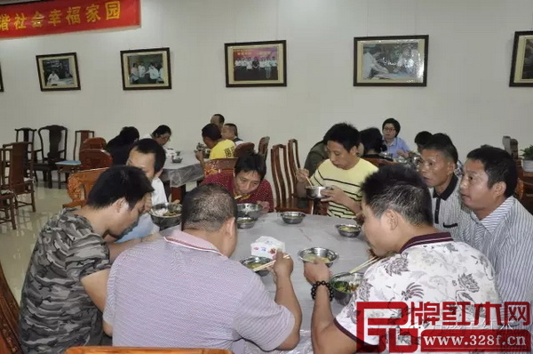 作為文化講座的內(nèi)容之一,萬盛宇紅木的員工正在享用美味的素食宴 作為文化講座的內(nèi)容之一,萬盛宇紅木的員工正在享用美味的素食宴