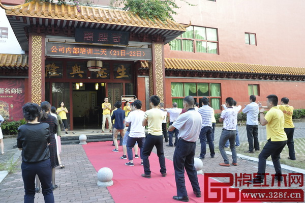 萬盛宇紅木組織公司員工練習八段錦 萬盛宇紅木組織公司員工練習八段錦