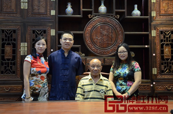 孔連紅木作為一個家族企業(yè),傳承是第一要義 (右二為董事長李孔連先生) 孔連紅木作為一個家族企業(yè),傳承是第一要義 (右二為董事長李孔連先生)