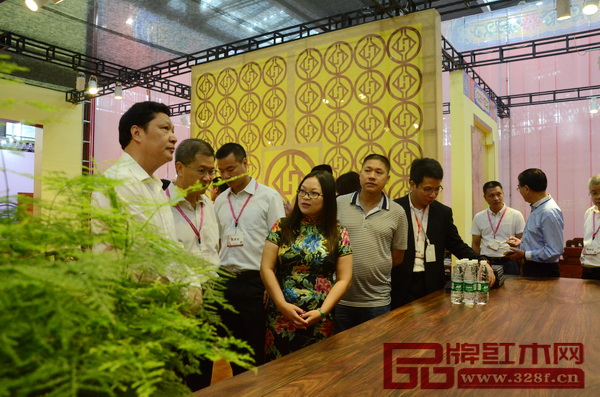 孔連紅木總經(jīng)理李宏志(左四)向深圳市龍華新區(qū)黨工委書記余新國(左一)介紹孔連紅木的發(fā)展歷程 孔連紅木總經(jīng)理李宏志(左四)向深圳市龍華新區(qū)黨工委書記余新國(左一)介紹孔連紅木的發(fā)展歷程