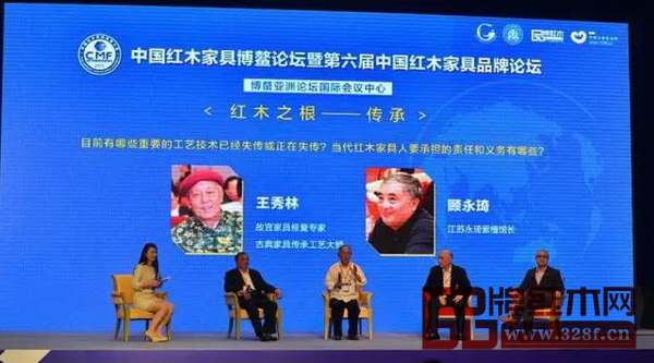 中國紅木家具博鰲論壇首輪開啟“紅木之根：傳承”的討論，由全聯(lián)藝術紅木家具專委會副秘書長、弘木傳媒總經(jīng)理助理舒鋆鋆（左一）主持，古典家具傳承工藝大師王秀林（中）、深圳泰和園董事長邵湘文（右二）、江蘇南通永琦紫檀藝術館館長顧永琦（左二）、東陽卓木王紅木總經(jīng)理杜長江（右一）進行討論