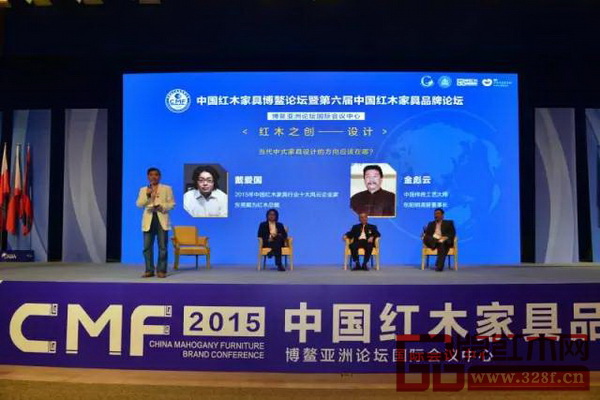 第二輪“紅木之創(chuàng)：設計”論壇由資深媒體人王周（左一）主持，圍繞行業(yè)比較關注的設計問題，邀請中南林業(yè)科技大學博士生導師胡景初（右二）、東陽明清居董事長金彪云（右一）、東莞戴為紅木總裁戴愛國（左二）進行討論
