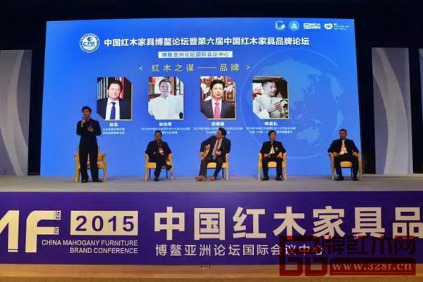 中國紅木家具博鰲論壇第三輪由全聯(lián)藝術紅木家具專委會執(zhí)行會長林偉華（左一）主持，資深品牌營銷專家趙龍（中）、東陽明堂紅木總經(jīng)理張向榮（左二）、中山東成紅木董事長張錫復（右二）、大涌紅博城董事長林孟禮（右一）開啟了以“紅木之謀：品牌”的討論