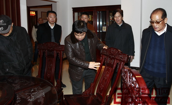 紅木愛好者品玩臨沂紅博會(huì)精品紅木家具 紅木愛好者品玩臨沂紅博會(huì)精品紅木家具