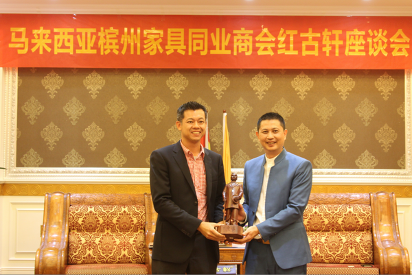紅古軒精選孫中山紅木雕像作為“國禮”贈予馬來西亞檳州家具同業(yè)商會署理會長龔偉杰