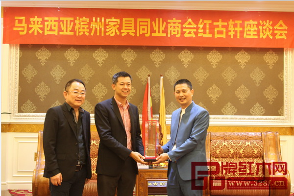 馬來西亞檳州家具同業(yè)商會署理會長龔偉杰贈予紅古軒總經(jīng)理吳赤宇馬來西亞的優(yōu)秀設計作品“巨椅”