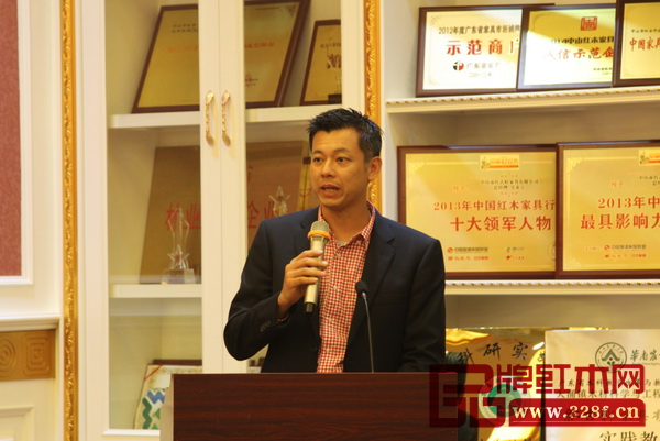 馬來西亞檳州家具同業(yè)商會署理會長龔偉杰發(fā)表致辭