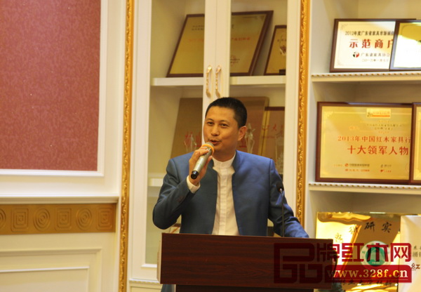 中山市家具商會會長、紅古軒總經(jīng)理吳赤宇在座談會上致歡迎詞