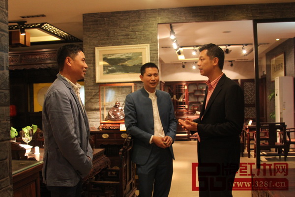 馬來西亞檳州家具同業(yè)商會署理會長龔偉杰（右一）與紅古軒總經(jīng)理吳赤宇（中）親切交流