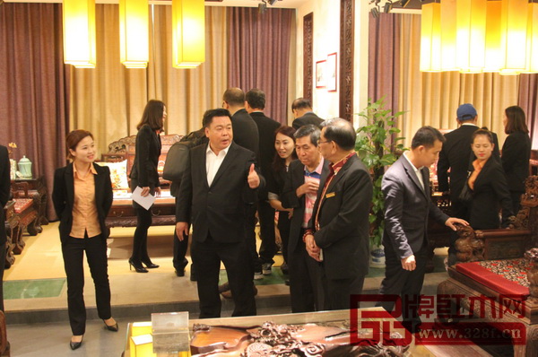 來自馬來西亞的賓客們在紅古軒展廳內(nèi)考察參觀