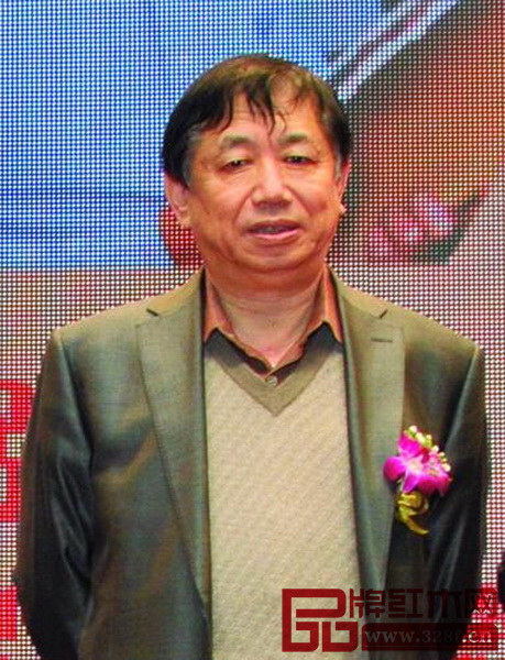 全國工商聯(lián)執(zhí)委、全國工商聯(lián)民間文物藝術品商會會長、全聯(lián)藝術紅木家具專委會會長宋建文 全國工商聯(lián)執(zhí)委、全國工商聯(lián)民間文物藝術品商會會長、全聯(lián)藝術紅木家具專委會會長宋建文
