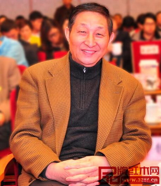 原故宮博物院文保科技部主任、全聯(lián)藝術紅木家具專委會專家顧問曹靜樓 原故宮博物院文保科技部主任、全聯(lián)藝術紅木家具專委會專家顧問曹靜樓