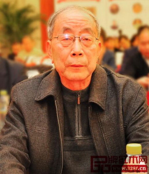 中國紅木家具技術專家、《紅木家具通用技術條件》標準主要起草人、全聯(lián)藝術紅木家具專委會專家顧問曹新民 中國紅木家具技術專家、《紅木家具通用技術條件》標準主要起草人、全聯(lián)藝術紅木家具專委會專家顧問曹新民